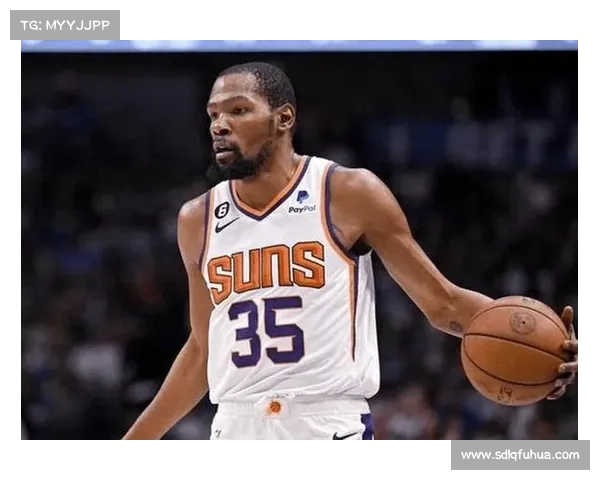 布克引领太阳队战术进攻与防守布局解析及其关键配合细节